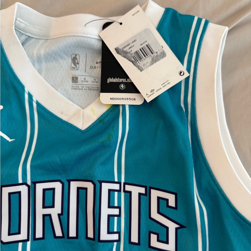 Teal and White Kids Basketball Jersey Charlotte Hornets Ball NWT Youth L